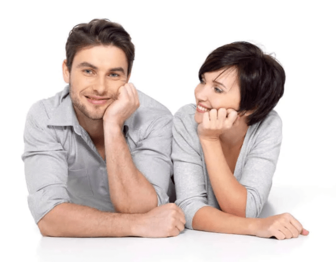 Homme et femme satisfaits après traitement de la prostatite avec des capsules de prostamine
