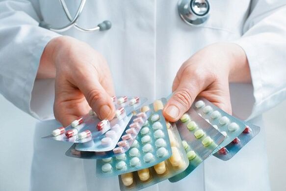 le médecin choisit des antibiotiques pour la prostatite