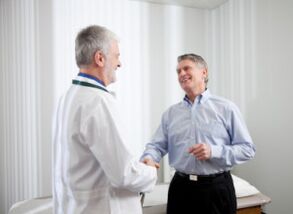 Médecin et patient heureux ont guéri la prostatite