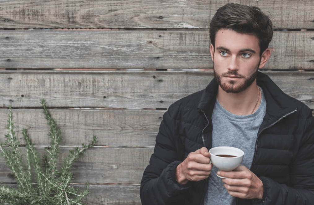 Un homme boit du thé pour prévenir la prostatite