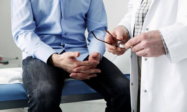 un homme chez le médecin présentant des symptômes de prostatite